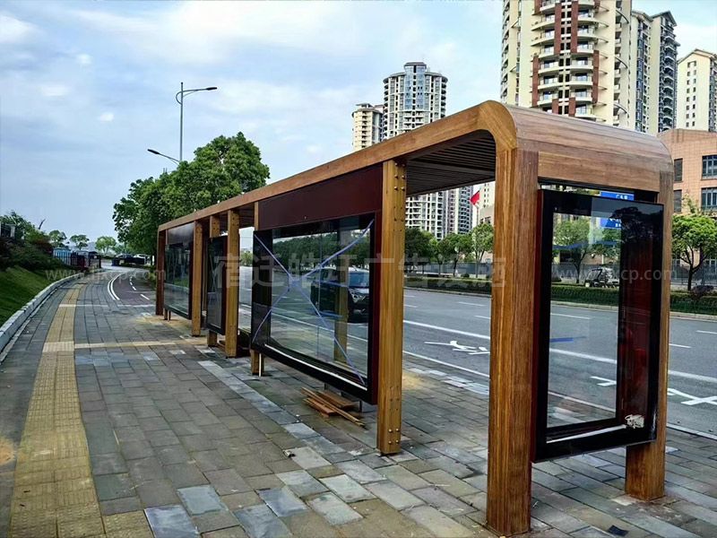 城市公交候车亭木纹漆候车亭厂家现场安装案例
